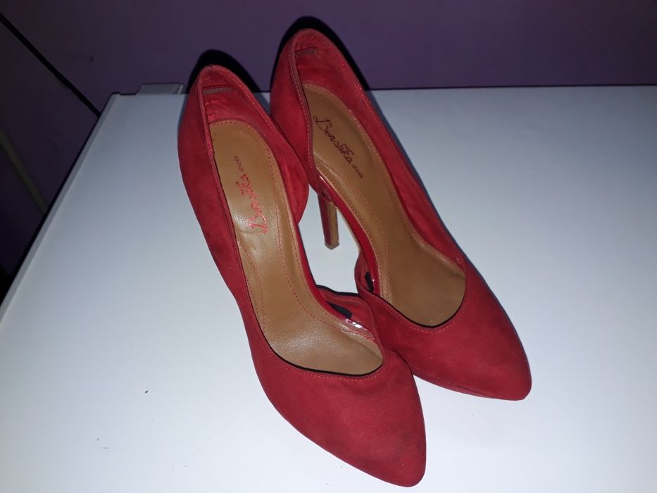 Sapatos de senhora vermelhos