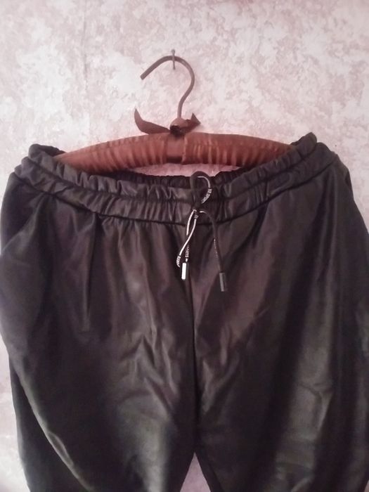 Кожаные джогеры штаны на резинке брюки спортивные