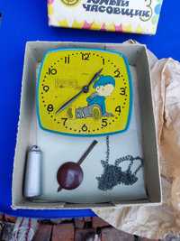 Детские советские игрушечные механические часы юный часовщик маяк