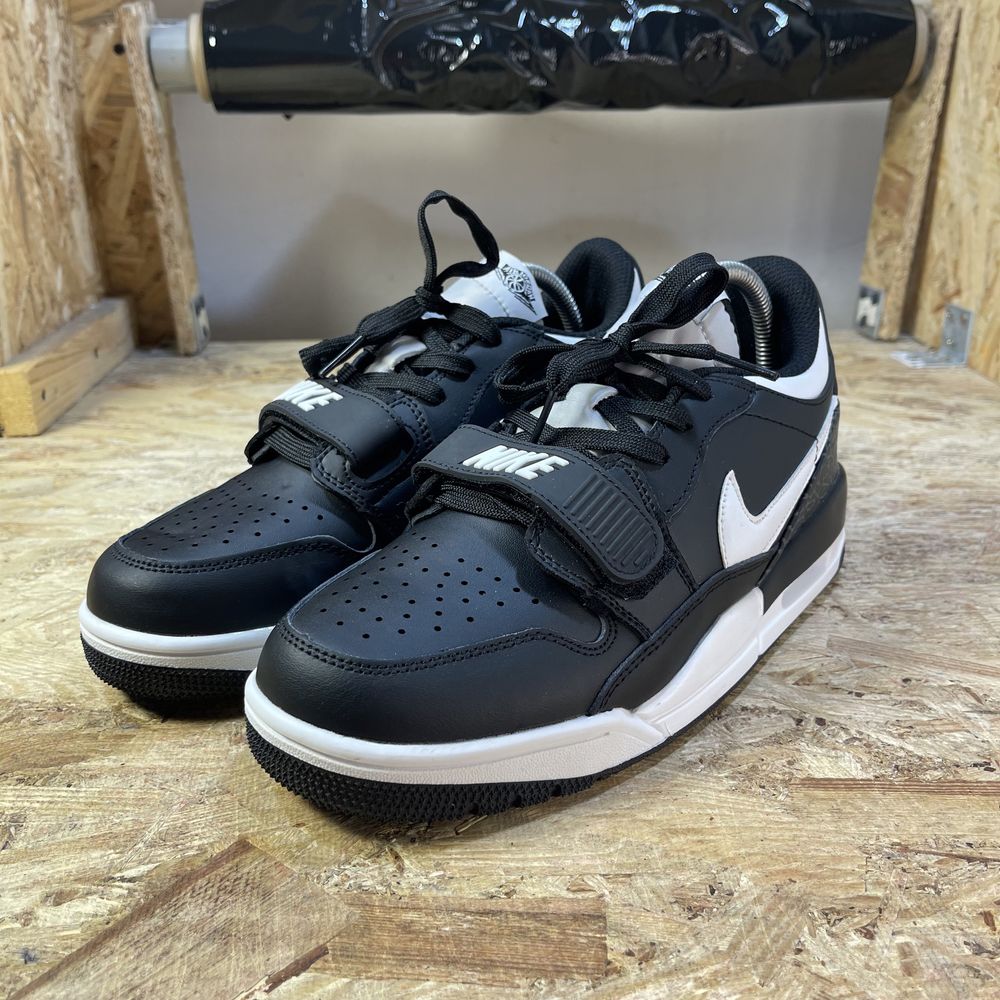 Чоловічі кросівки Nike Air Jordan Legacy Low Black White