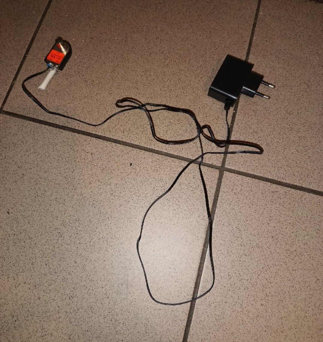 Antena TV z zasilaczem
