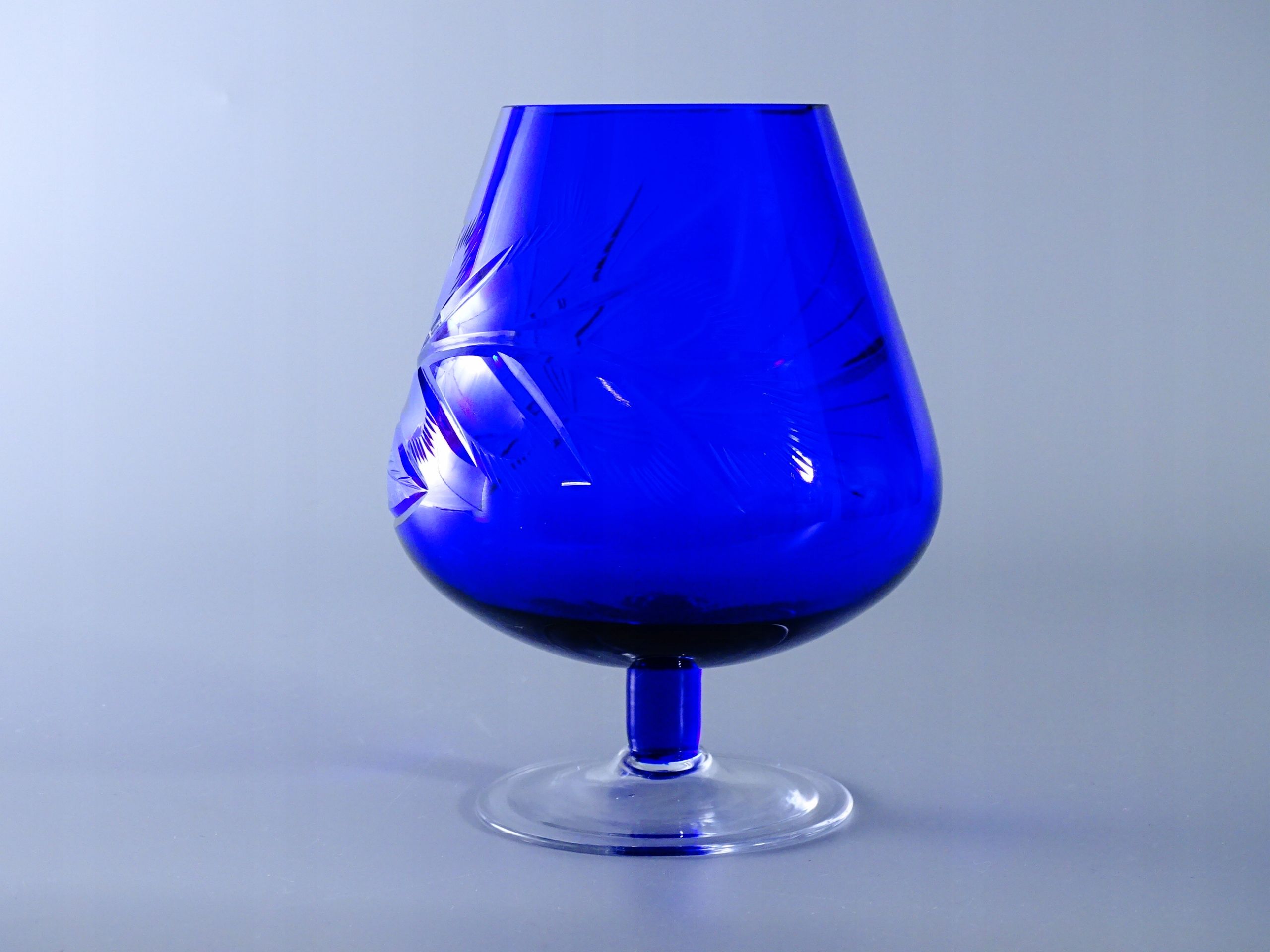piękny kryształowy wazon z formie kielicha