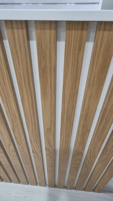 Balcão de loja e estrado em madeira