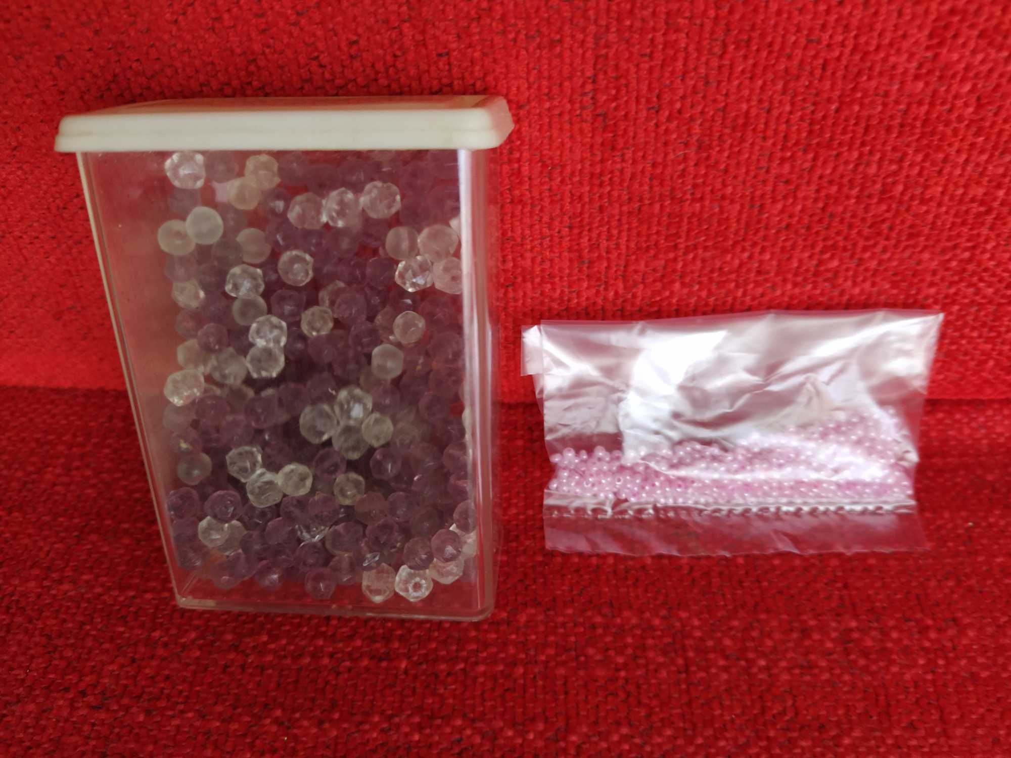 Caixa c/missangas tamanho médio 2 cores + missangas rosa