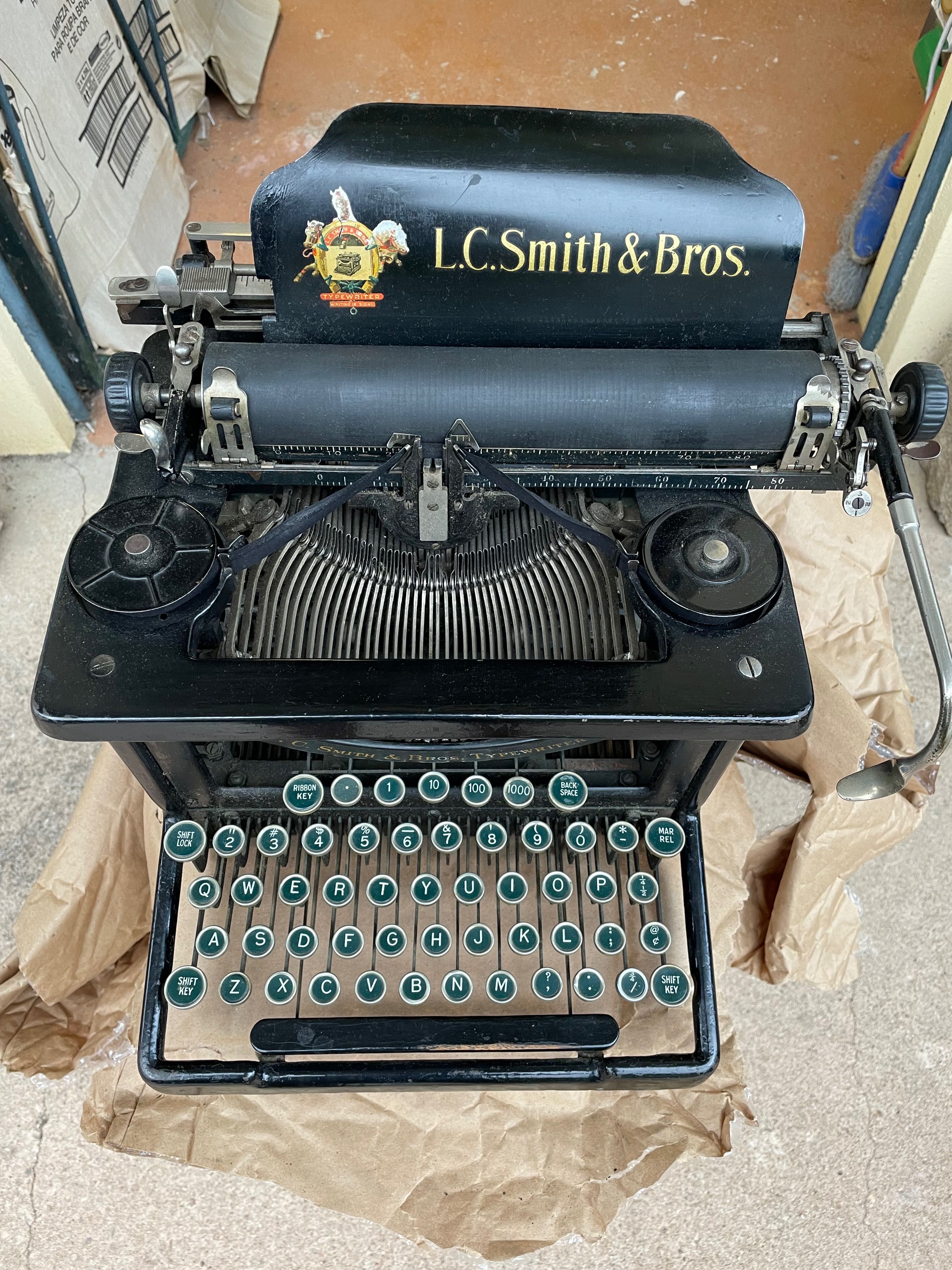 Máquina de escrever L.C. Smith & Bros