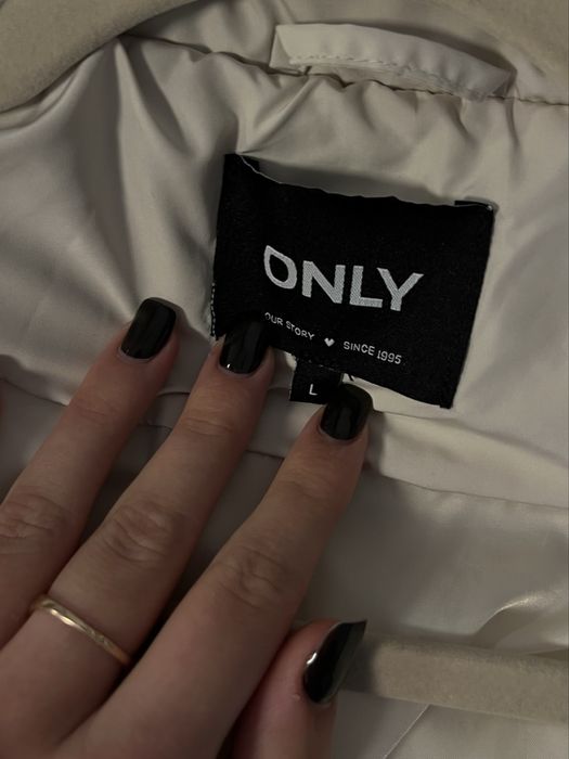 жіноча курточка,молочна