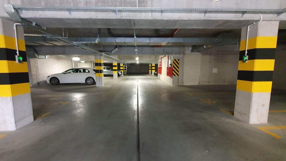 Sprzedam miejsce parkingowe/ postojowe  wraz z komórką lokatorską Soho