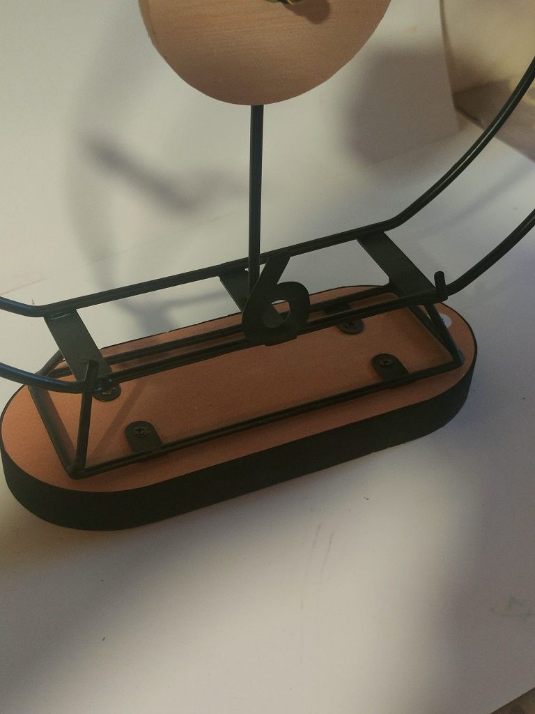 Relógio de mesa em metal