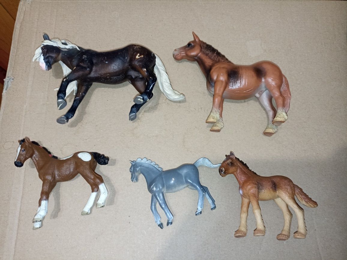 9 markowych figurek koni i jedna krowy