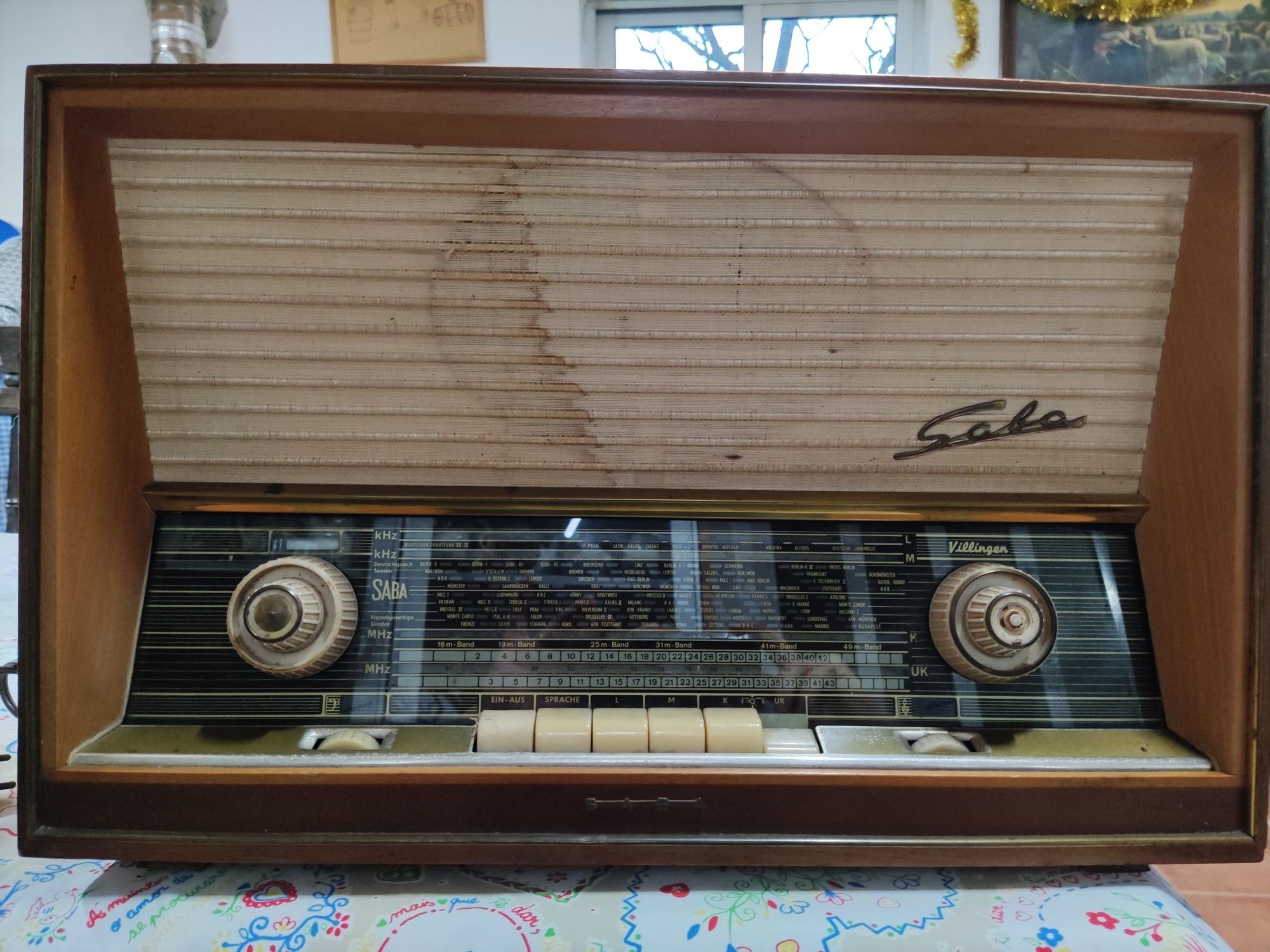 Rádio antigo marca saba