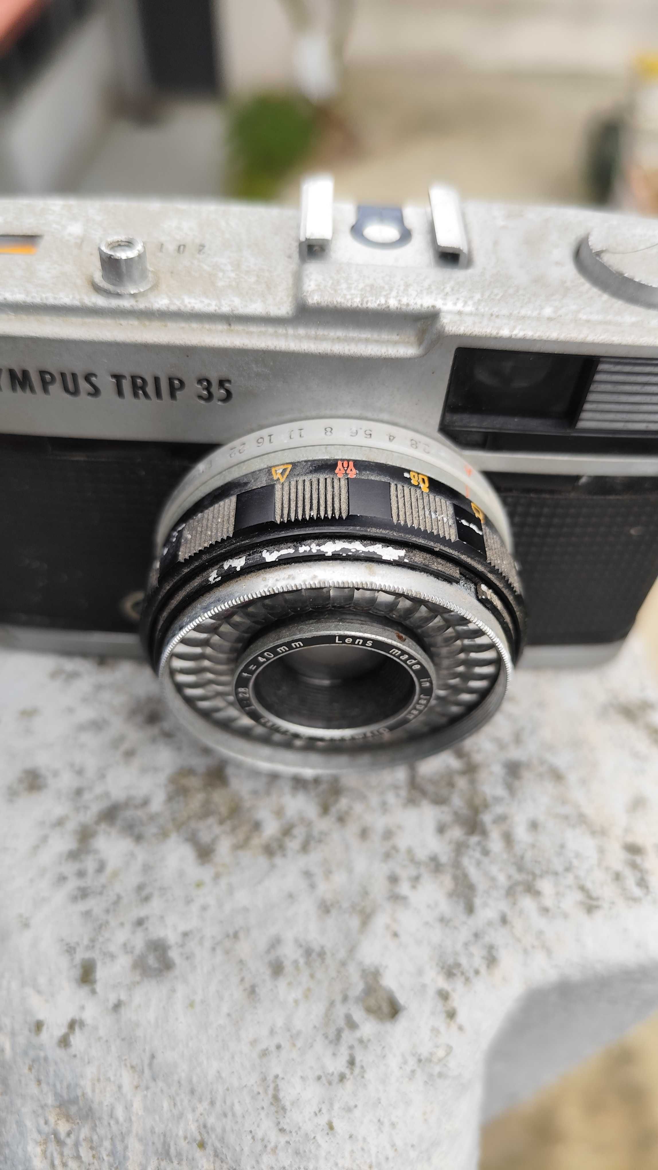 Máquina fotográfica analógica da marca Olympus, muito antiga.