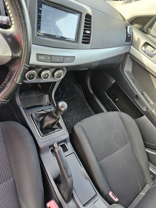 Mitsubishi Lancer 1.5 Invite 2010