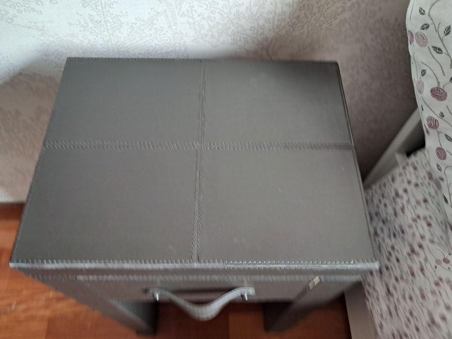 Mesa de cabeceira ou móvel de apoio