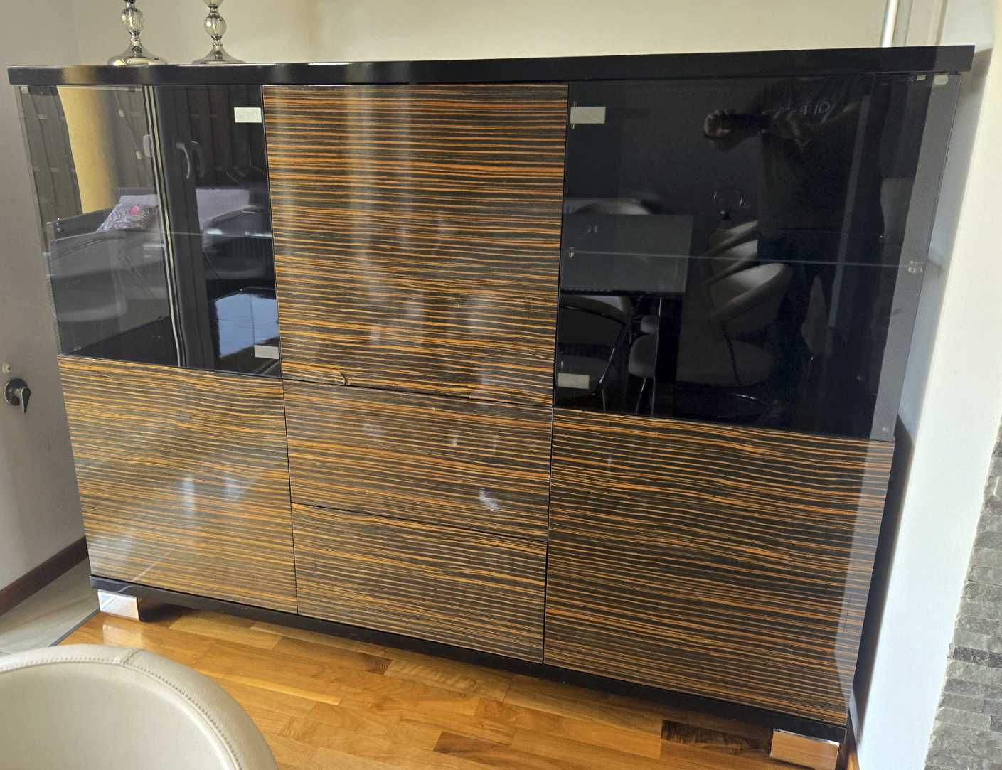 Komoda na zamówienie z oświetleniem LED – solidna, lakierowana, tanio!