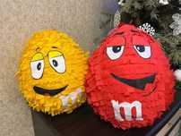 Пиньята жолтый и красный M&M’s
