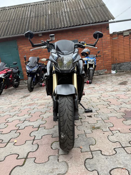 Suzuki GSR750 yoshimura