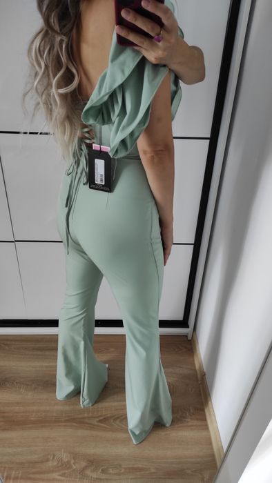 Szałwiowy kombinezon z ozdobnymi rękawami