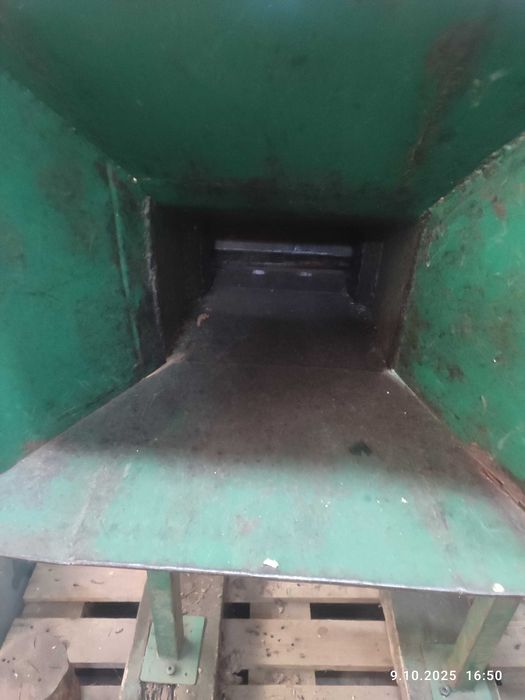 Rębak rozdrabniacz do gałęzi na wałek wom