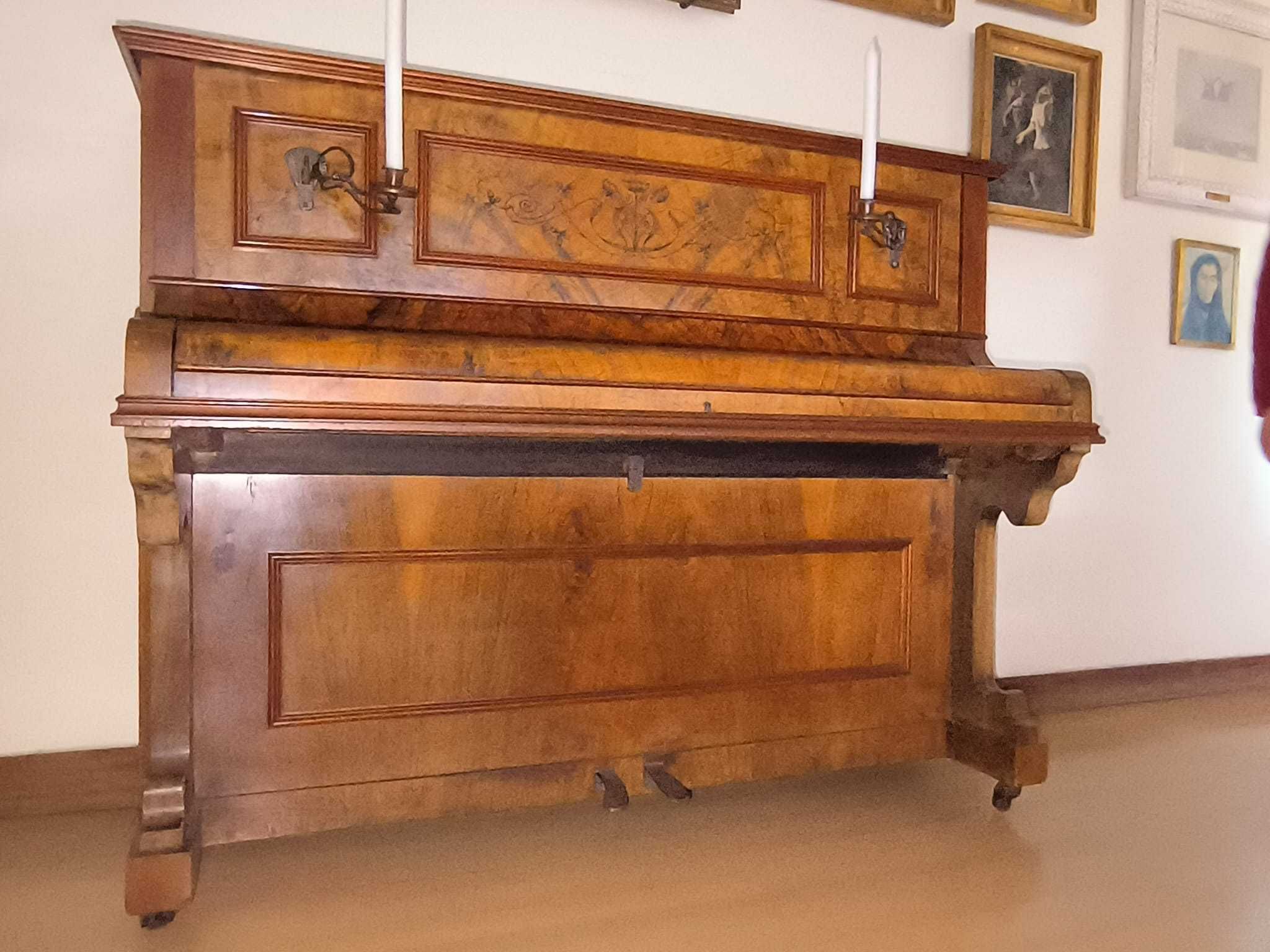 Piano vertical Trautwein (Berlin) com banco