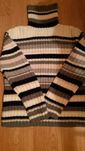 Sweter golf włóczkowy w paski pastelowe.