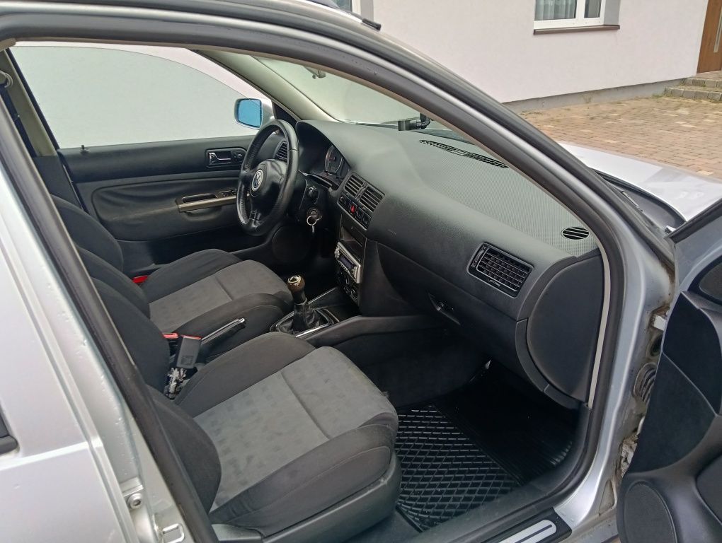 Sprzedam VW Bora 1.6 Benz Rok 2001 Spr Klima Alu Hak Stan Bdb