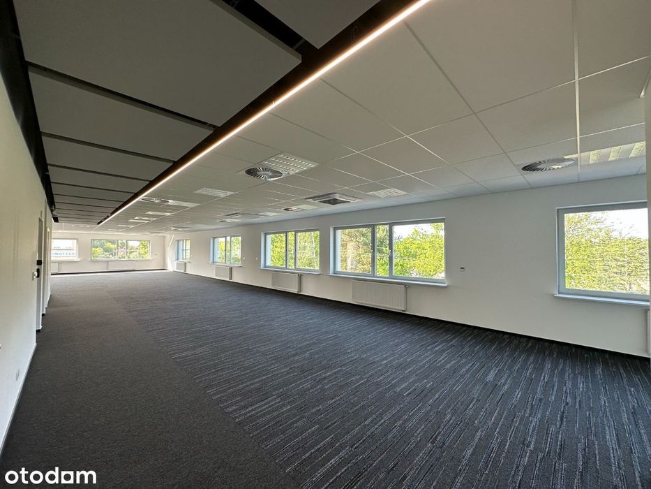 Open space z salą konferencyjną w biurowcu klasy A