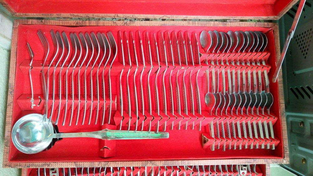 Faqueiro novo com mais de 80 peças vintage