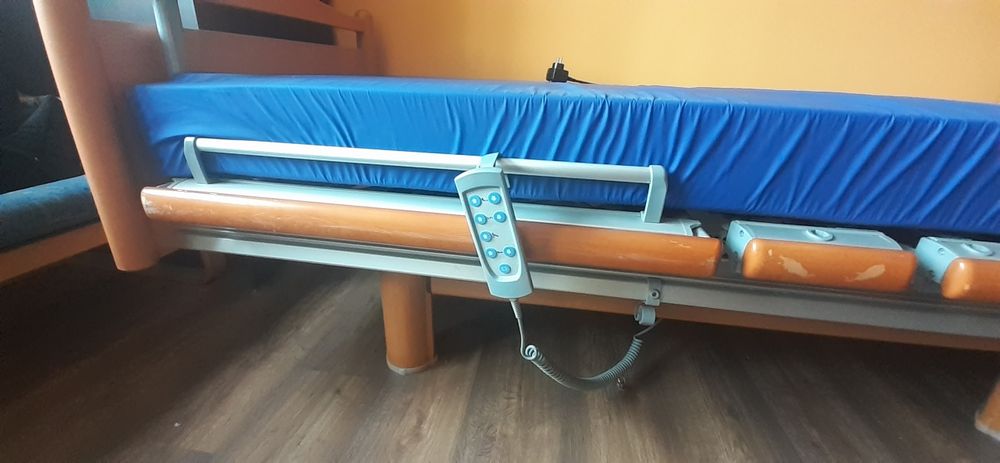 Elektryczne łóżko rehabilitacyjne z materacem i wysięgnikiem