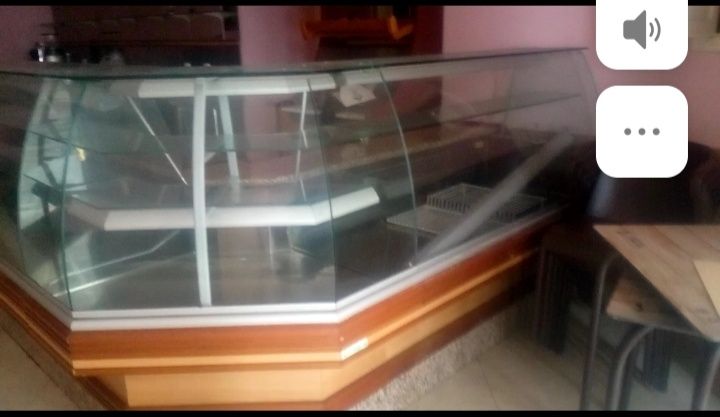 Vendo vitrine como nova