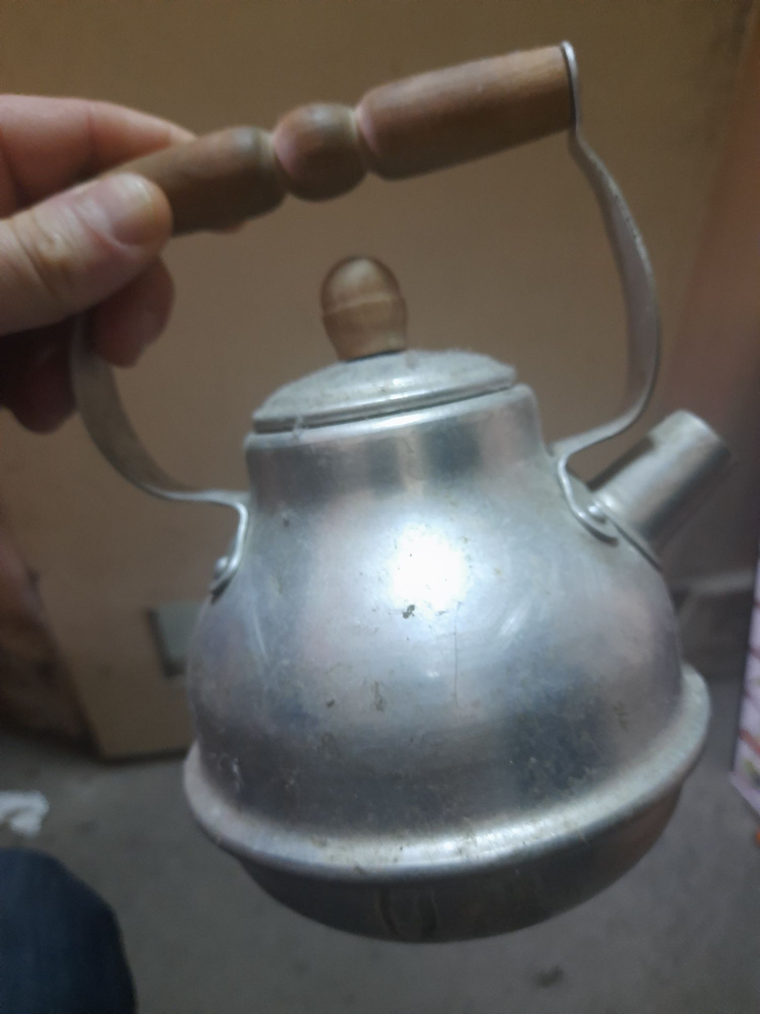 Stary mały aluminiowy czajniczek