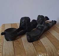 dwa drewniane sfinksy ręcznie rzeźbione