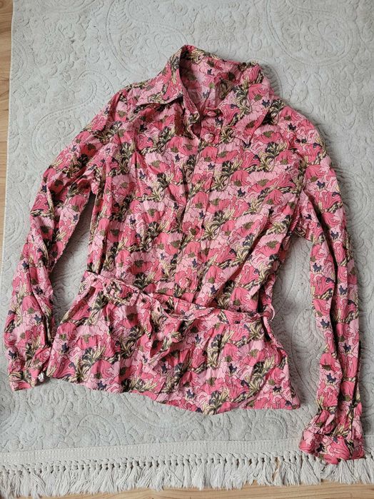 Różowy kwiatowy zestaw kombinezon marynarka i długa spódnica