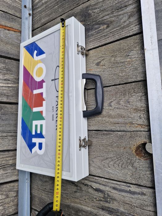 Metalowa solidna walizka