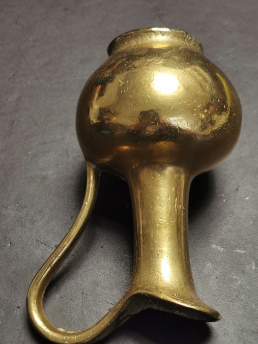 Dzbanuszek mosiężny z uchwytem