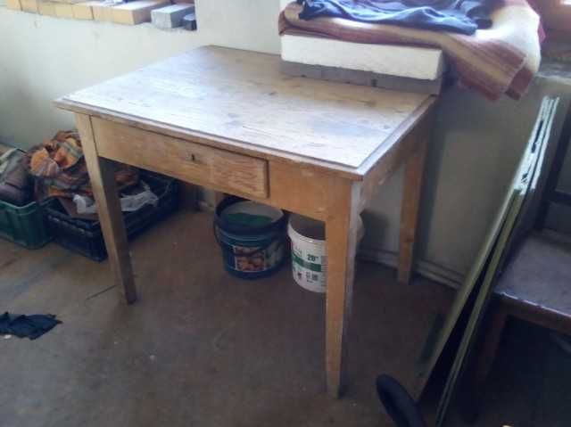Stary przedwojenny stół