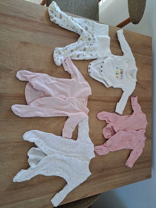4 komplety ubranek dla niemowlaka rozmiar 44