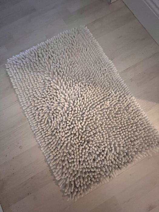 Dywanik lazienkowy puszysty z dłuższym włosiem biały 51x79cm