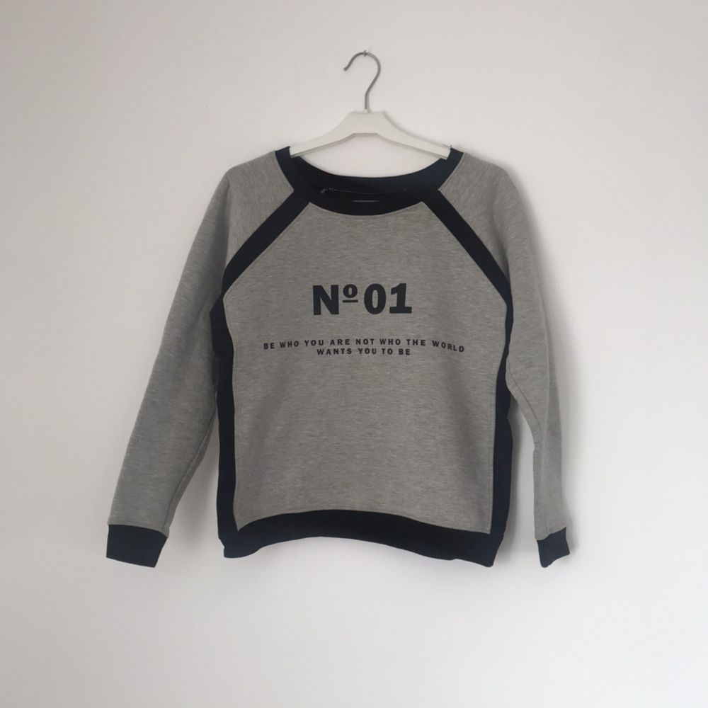 bluza Reserved sweter długi rękaw szara czarna napis rozmiar S