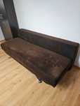 Brązowa sofa bez podłokietników + pufki