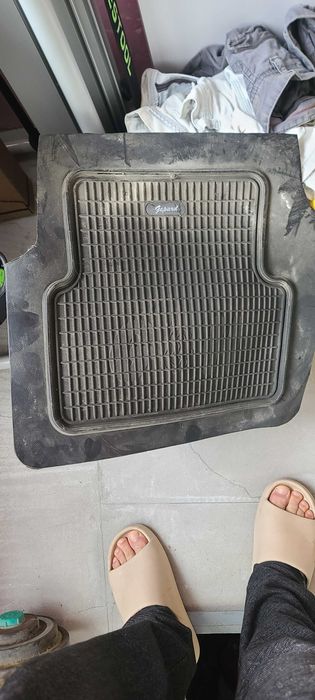 Коврик в багажник Tucson 2004-2012гг и один под ноги.