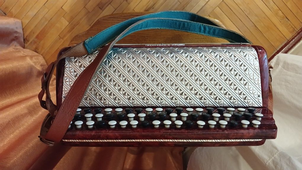 Баян Кремінне з футляром