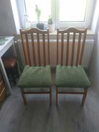 Krzesła z zieloną tapicerką