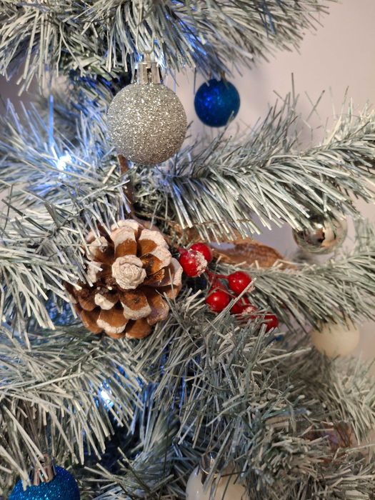 Choinka z ozdobami lampkami Mikołajkami