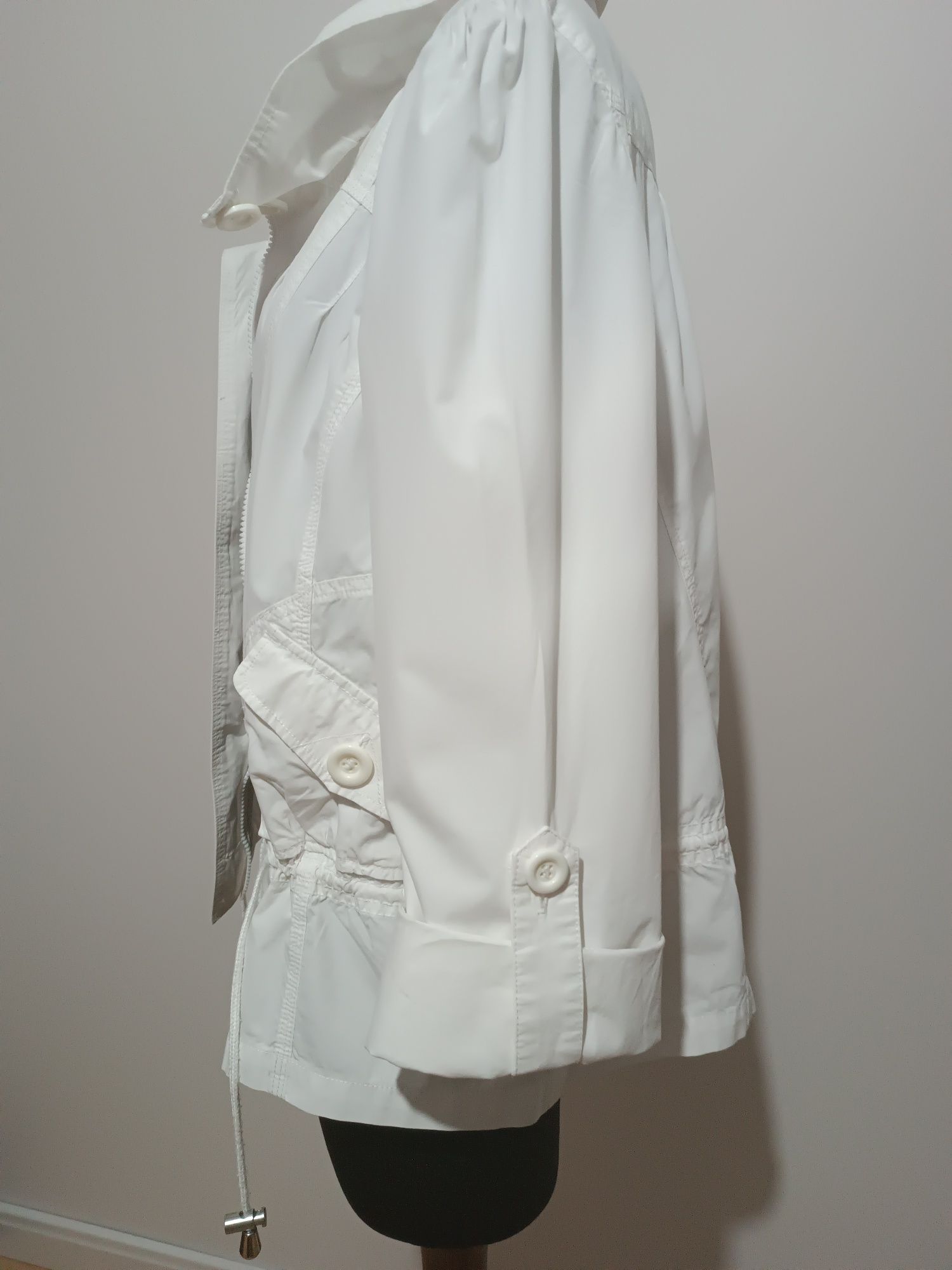 Biała cienka przejściowa kurtka F&F używana bdb rozmiar 40/42