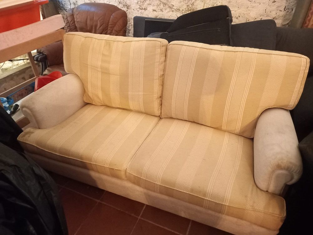 Sofa creme de 2 lugares