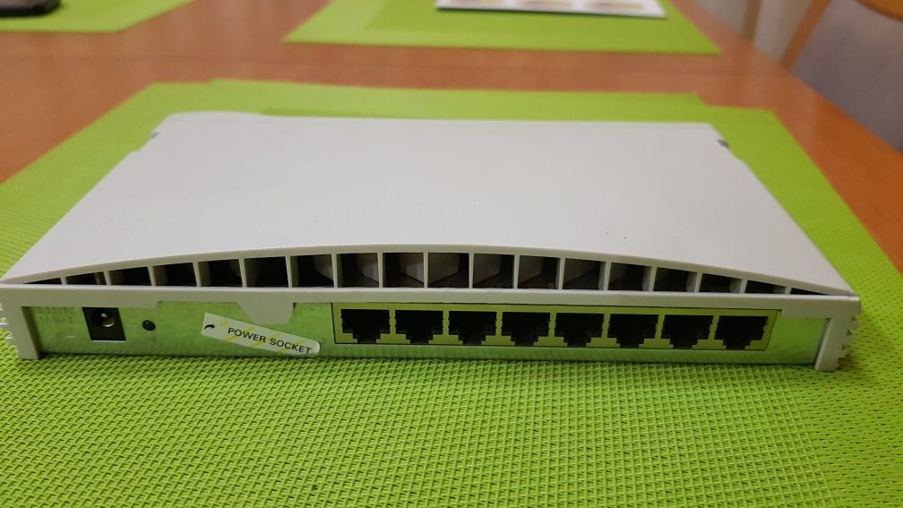 Switch Cisco 8 portów - gwarancja bezterminowa