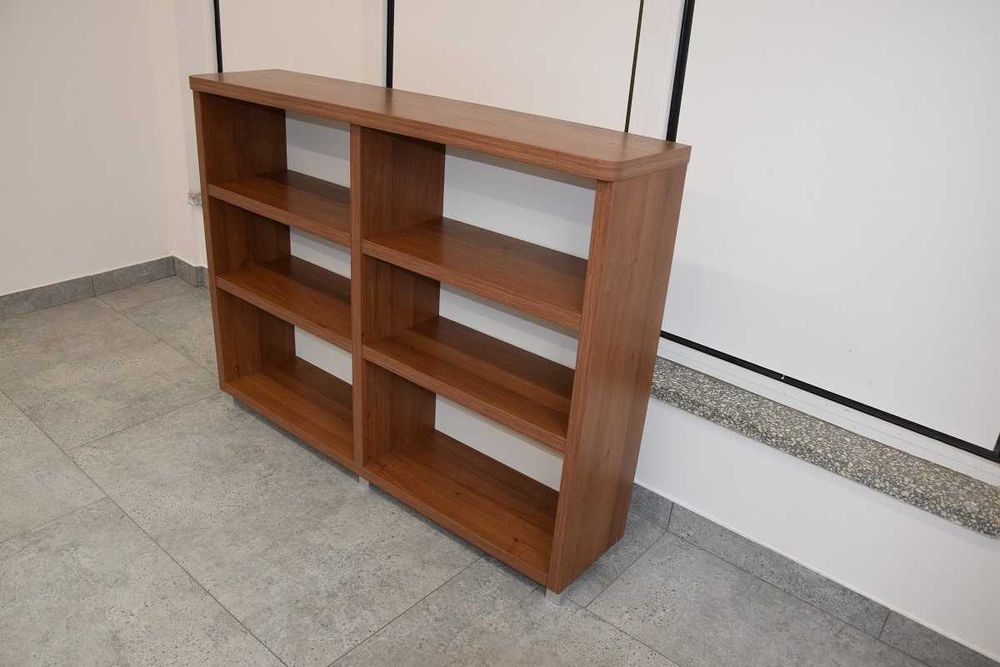 regał z półkami w dobrym stanie