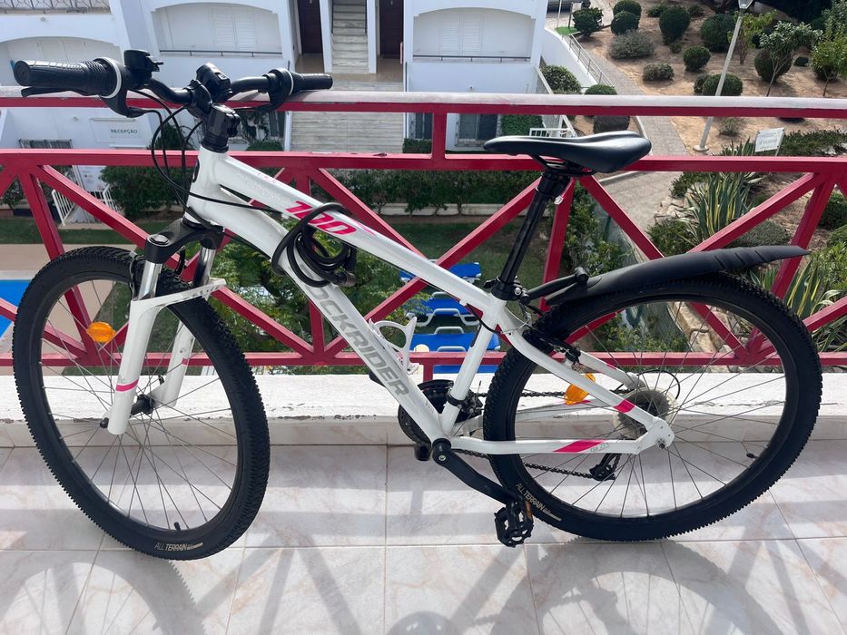 Bicicleta branca com deralhes rosa