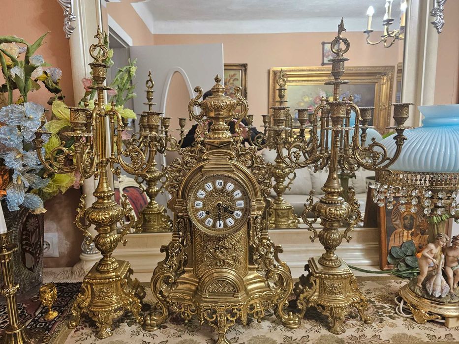 Piękny duży mosiężny zegar z dwoma kandelabrami