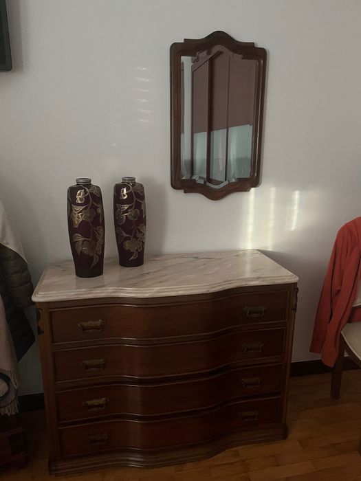 Cómoda em madeira com tampo em mármore